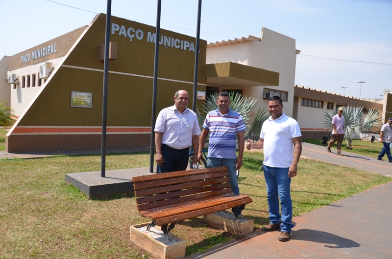 Prefeitura instala bancos na Praça Jose Adelino da Rocha em