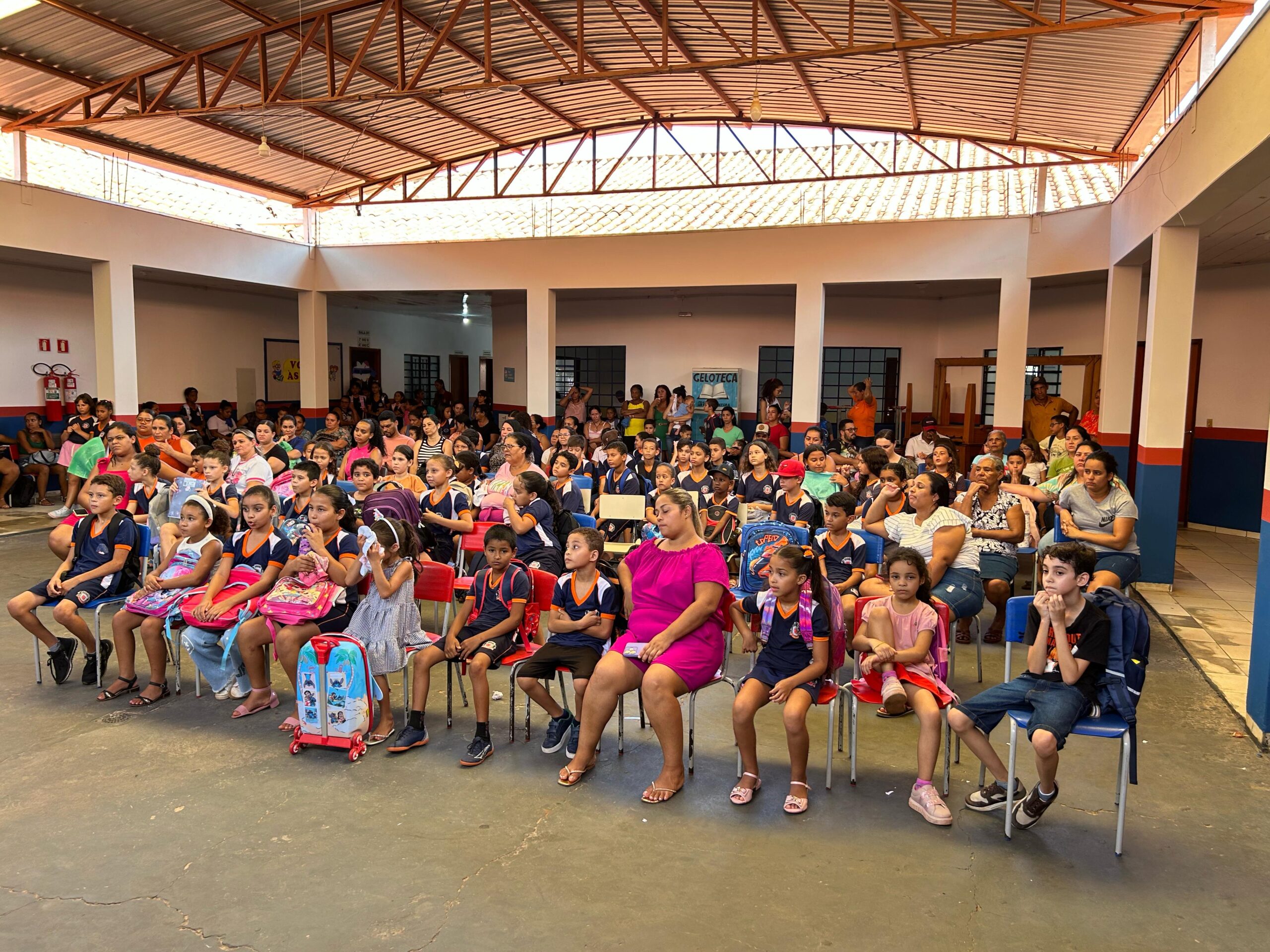 Volta às Aulas em Taquarussu: Prefeito Clóvis Recepciona Alunos com Entusiasmo e Compromisso com a Educação