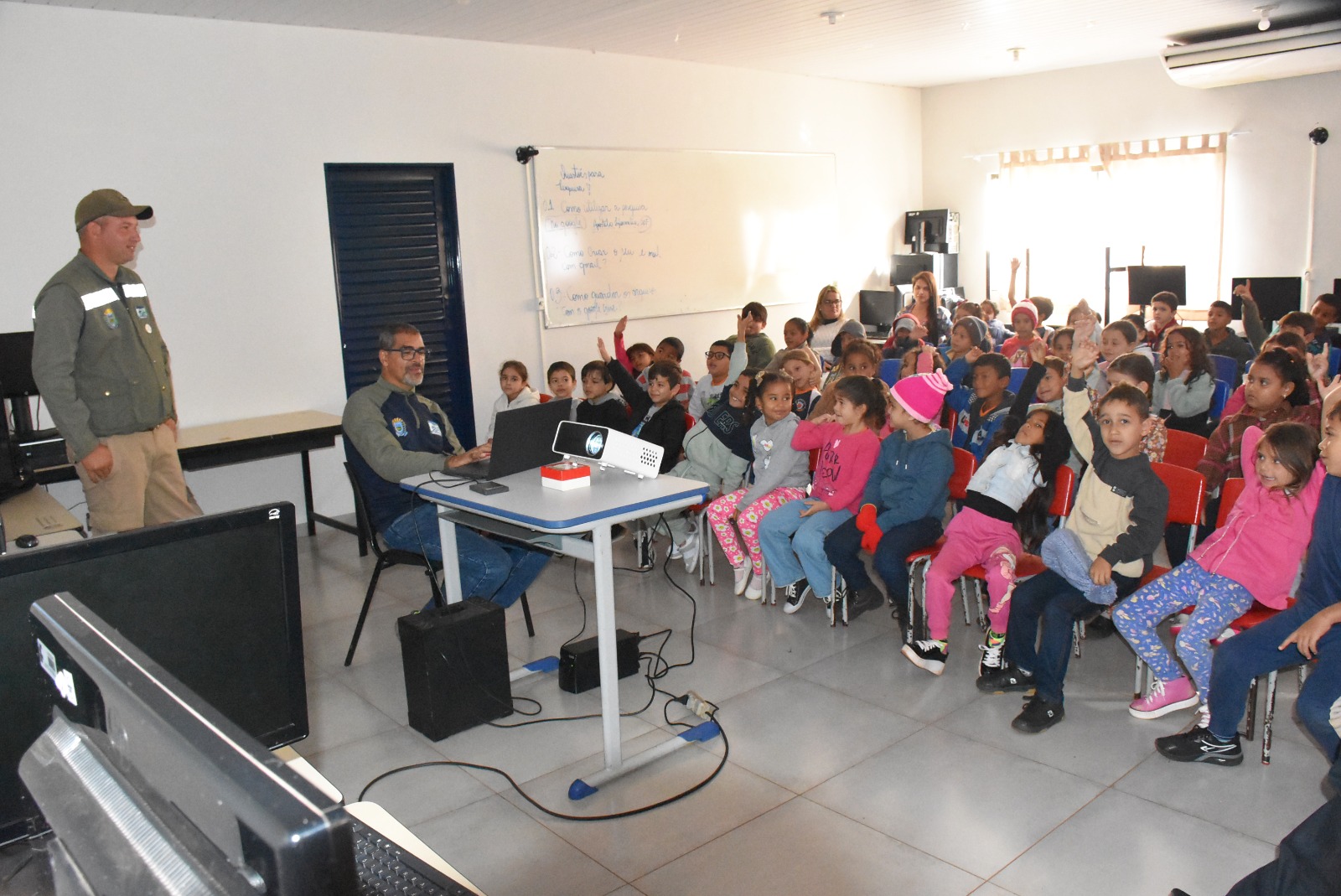 Palestra sobre meio ambiente é realizada na Escola Irene Linda ZioleCrivelli
