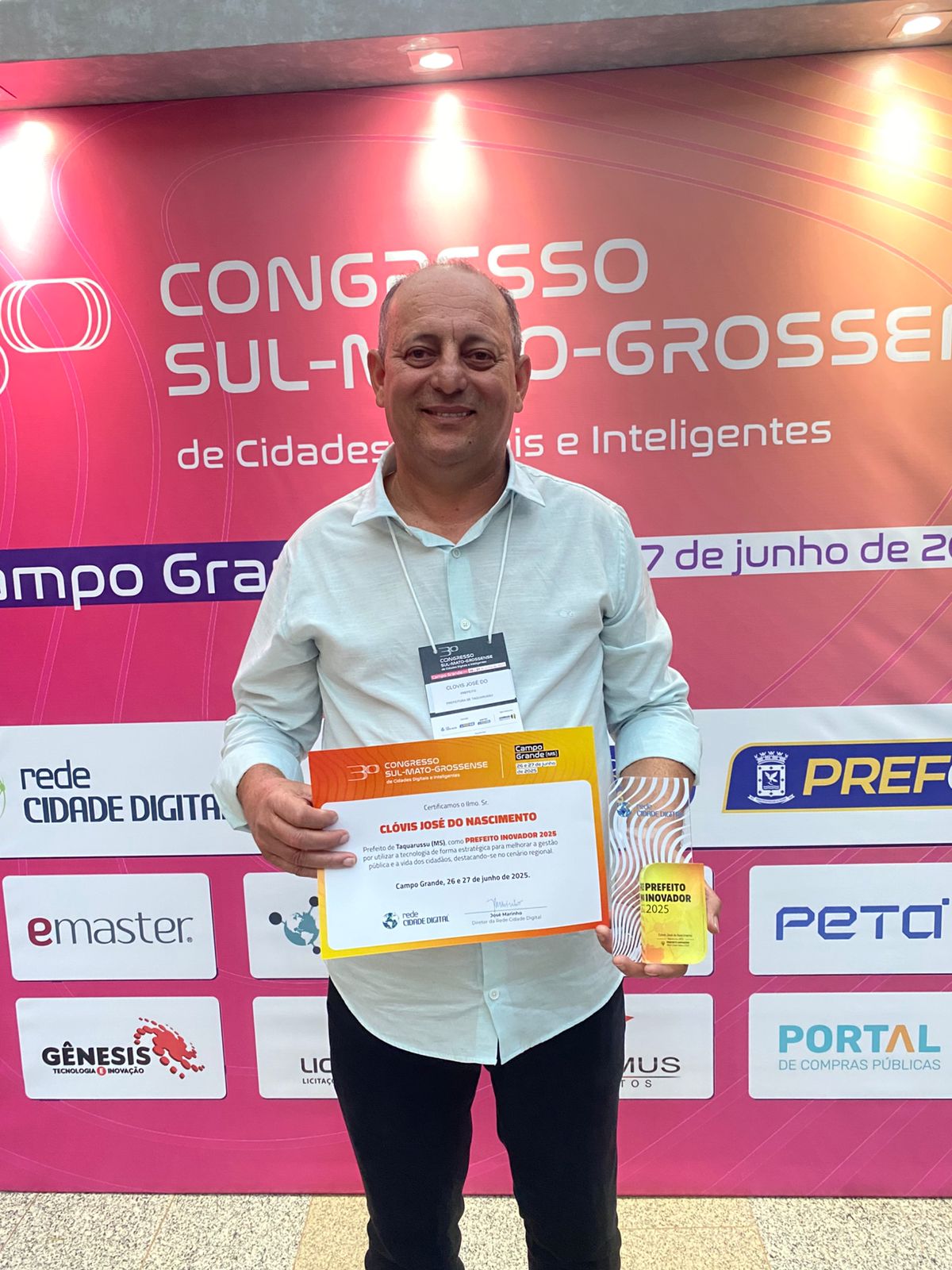 Clóvis do Banco recebe prêmio de Prefeito Inovador