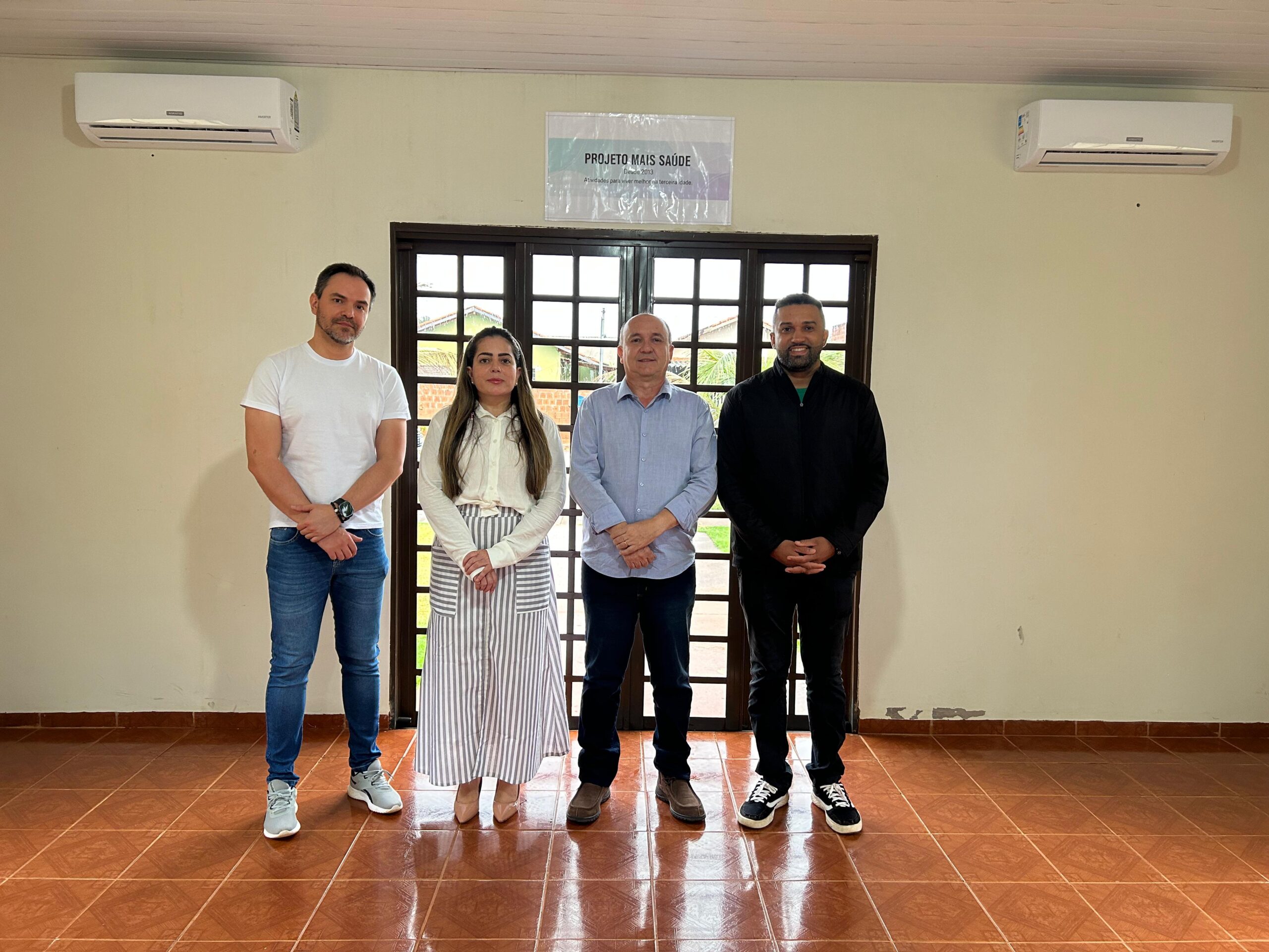 Gestão Municipal entrega ar-condicionado para Academia da Saúde