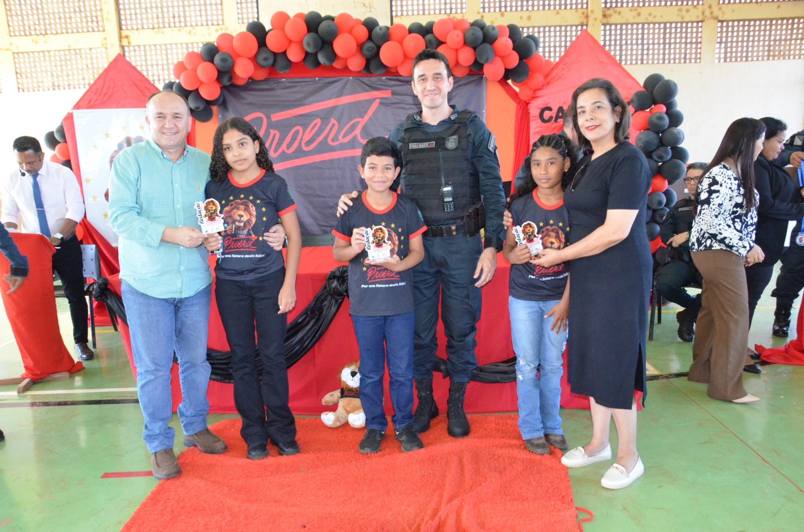 58 alunos da Irene Linda recebem certificados de formatura do PROERD