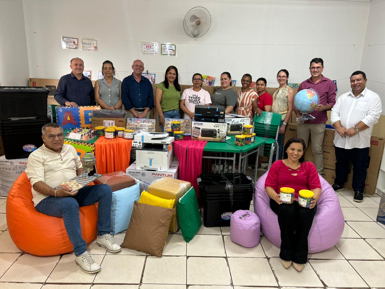 PREFEITO CLÓVIS DO BANCO REALIZA ENTREGA DE MATERIAIS PEDAGÓGICOS À ESCOLA MUNICIPAL IRENE LINDA ZIOLE CRIVELLI