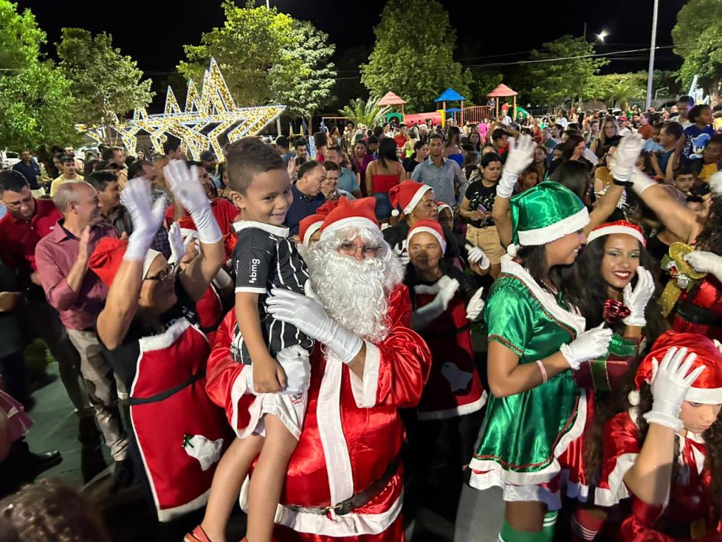 Chegada do Papai Noel e acendimento das luzes abrem temporada natalina em Taquarussu