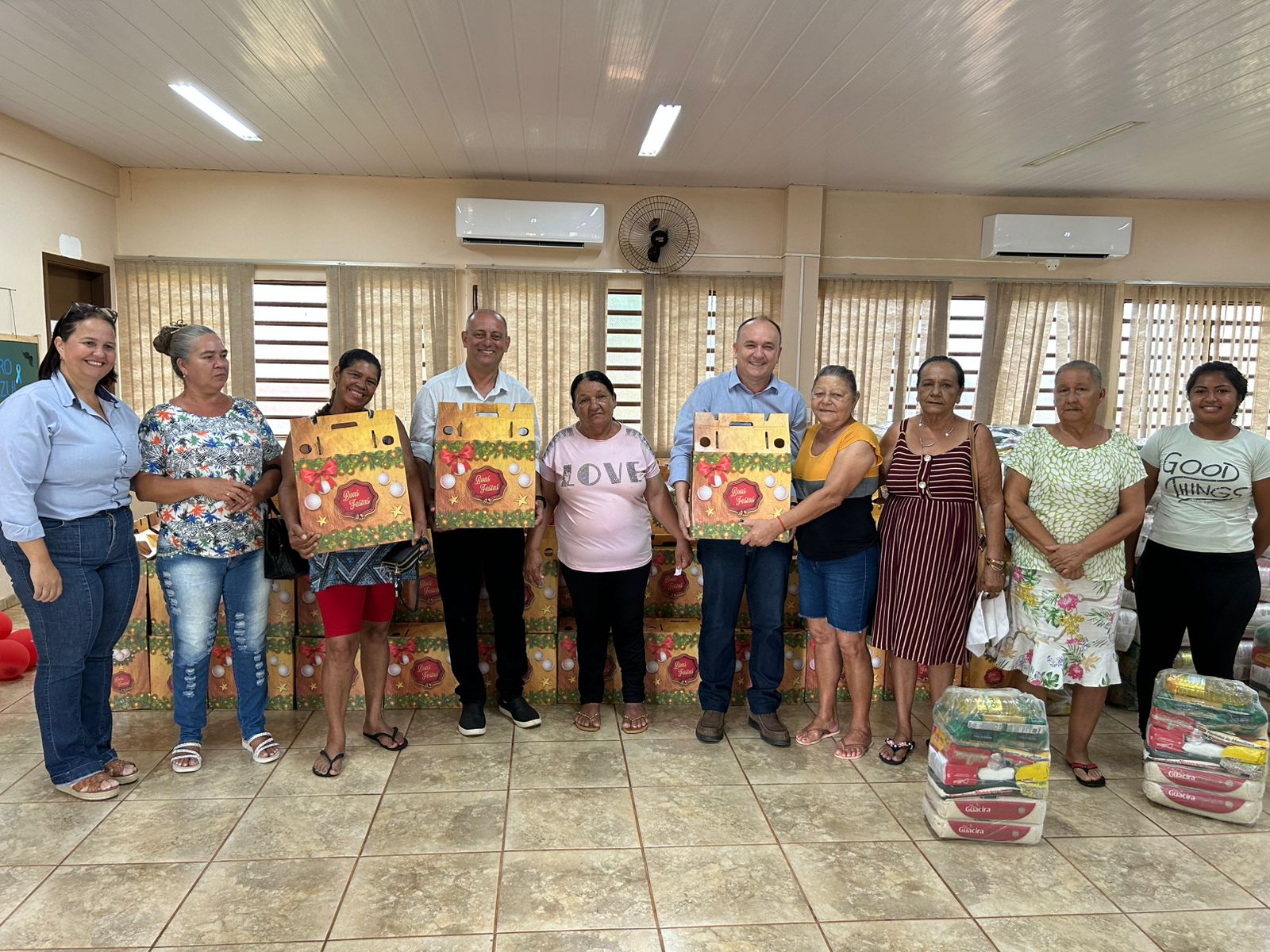 Prefeitura de Taquarussu distribui 300 cestas natalinas as famílias carentes do município