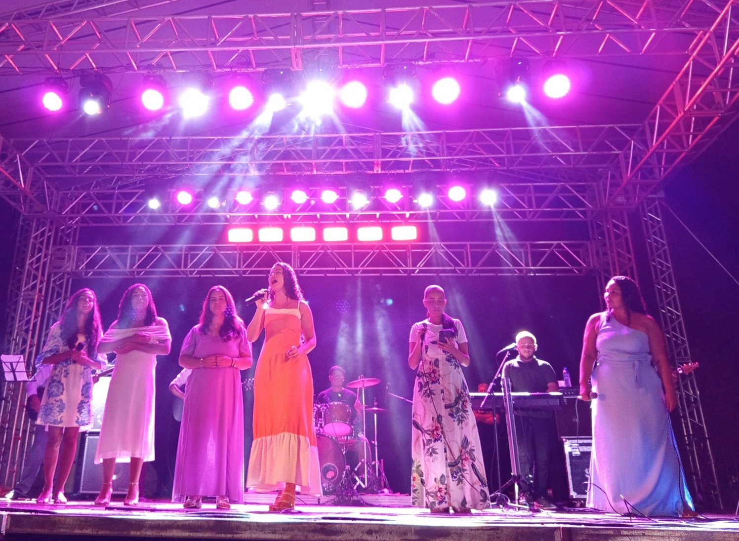 Noite de Ação de Graças reúne fé, louvor e comunhão em Taquarussu