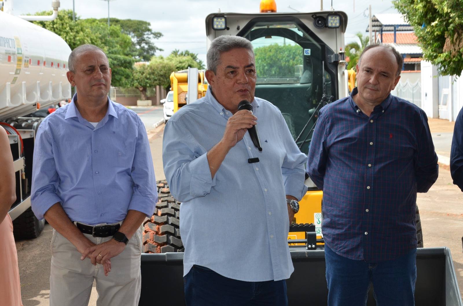 Gestão municipal entrega caminhão-pipa e bobcat