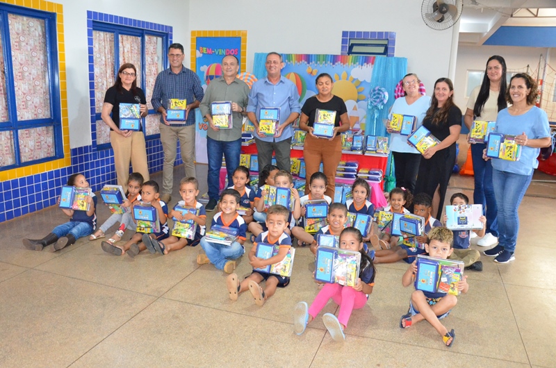 Gestão Municipal entrega kits de material escolar para alunos e professores