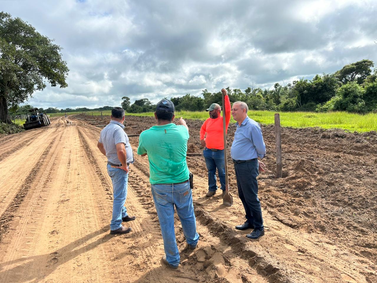 Gestão Municipal realiza manutenção continua nas estradas vicinais do município
