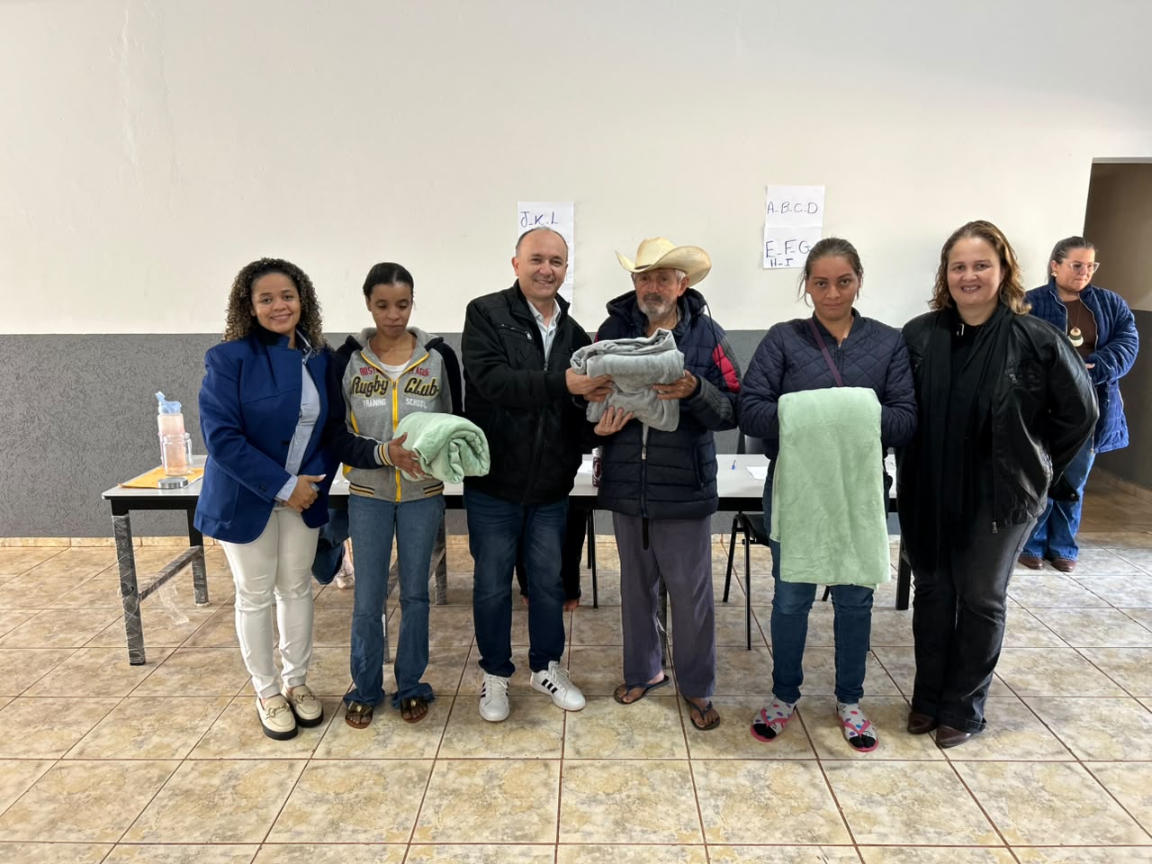 Gestão municipal realiza entrega de cobertores